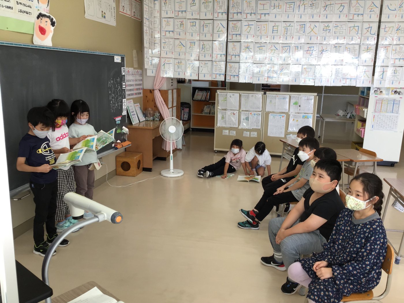 上春別小学校】1年生音読発表会を2年生に披露☆ | 授業の様子