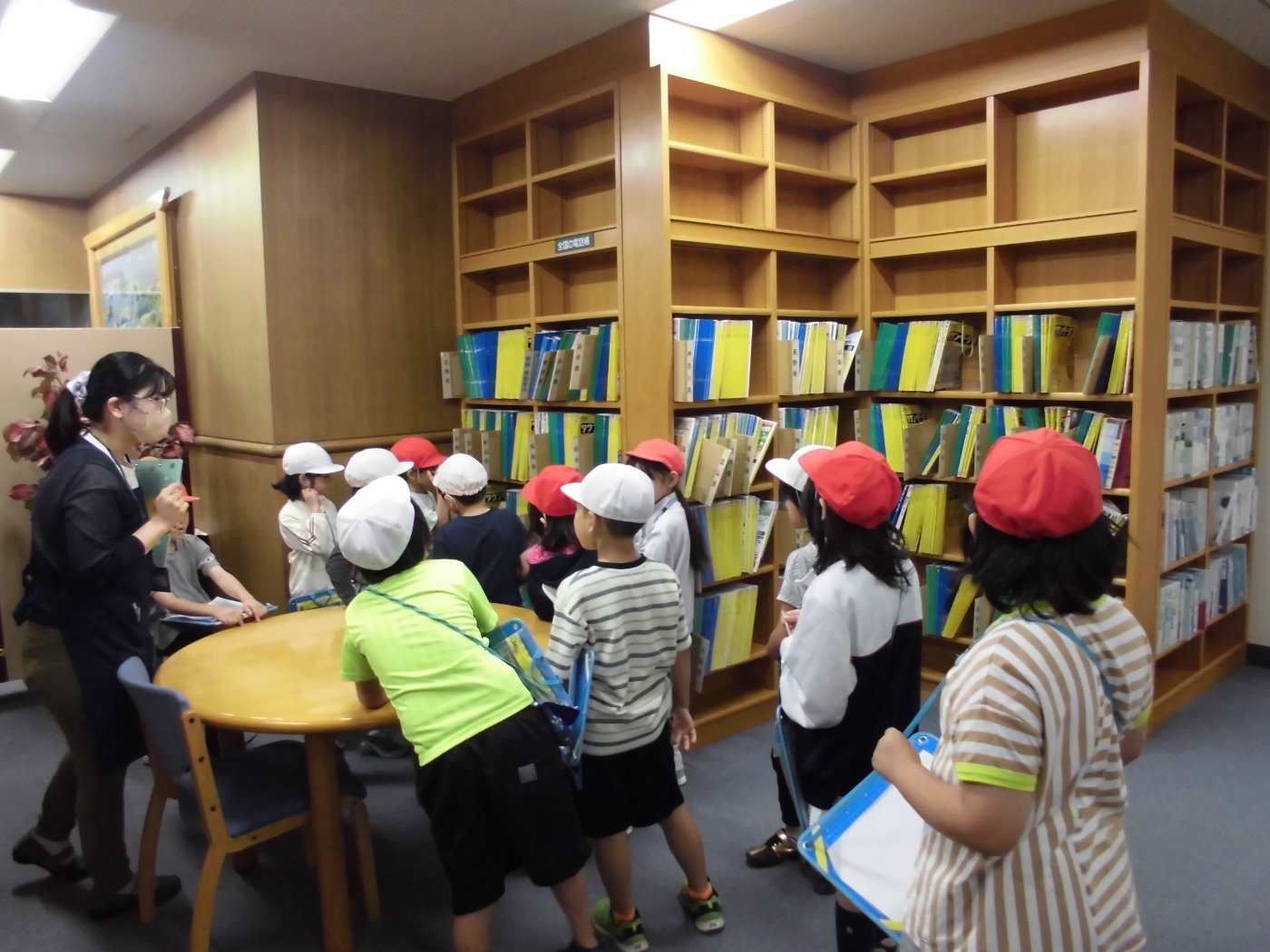 別海町図書館訪問（2年生） | 日々のできごと | 中春別小学校 | 別海