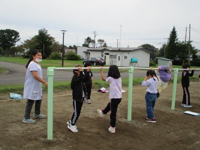 小学生 鉄棒 