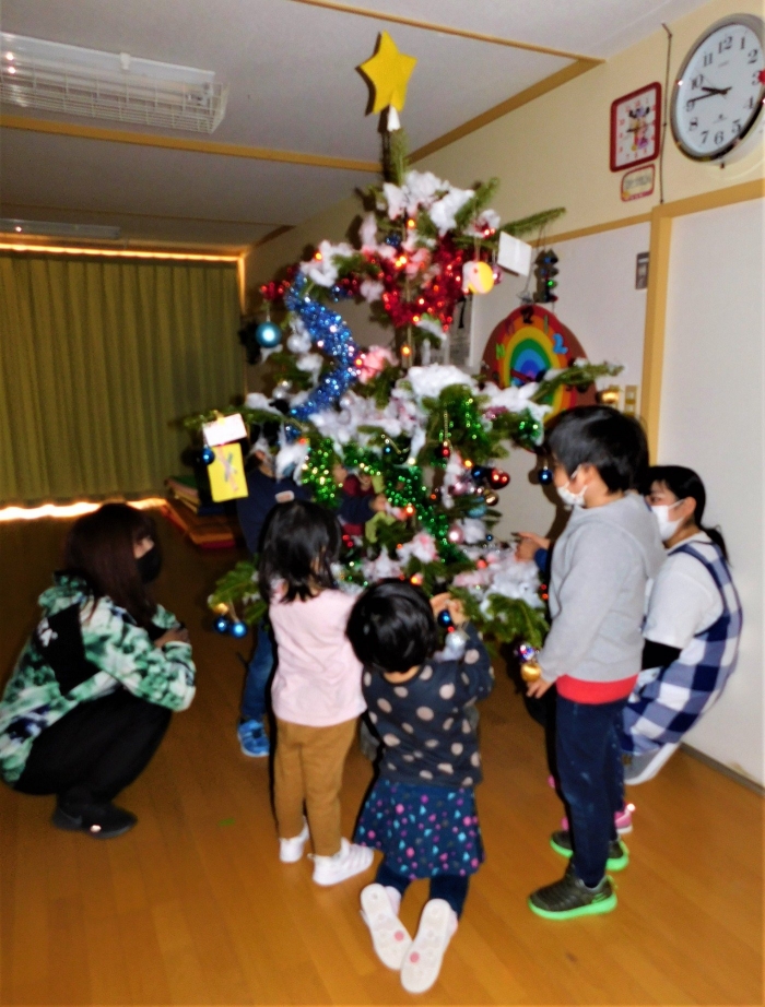 原木ツリーにも飾付け後，５，４，３，２，１　ライトアップ☆彡