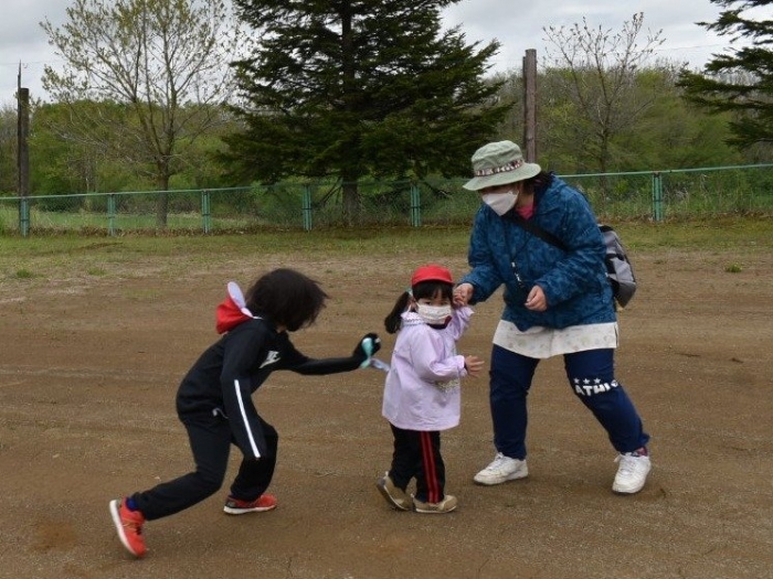慣れていない年少児には，優しくタッチ