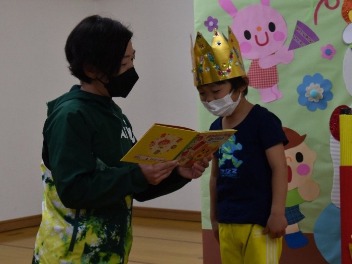 『誕生日の絵本』プレゼント，お家の人・担任からの祝福メッセージを園長が代読