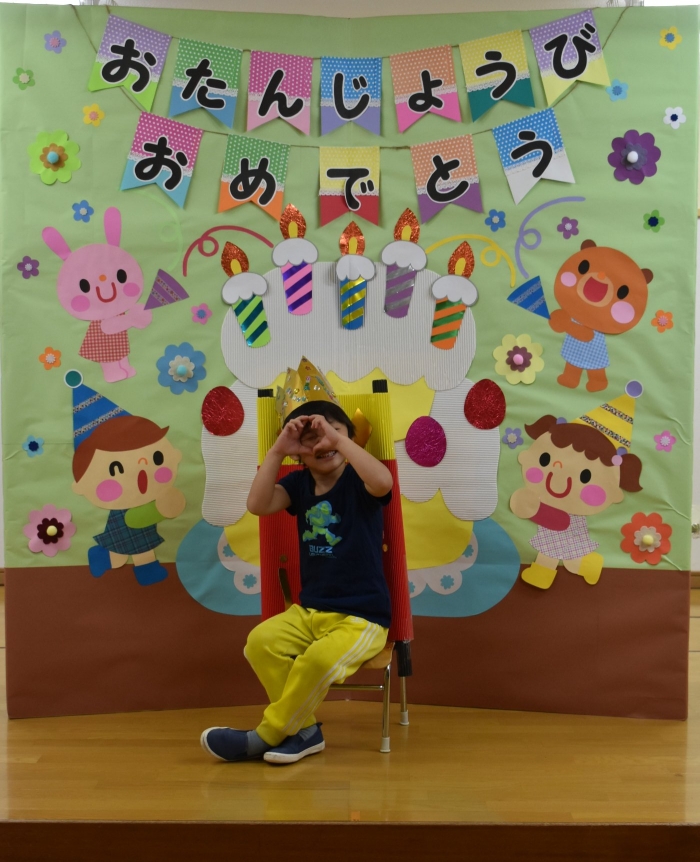 ５月生まれの友達，手をハートの形にして，ハイチーズ☆彡