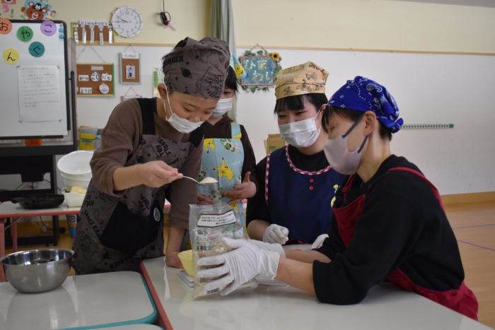 続いて『きび砂糖』を80g  グラニュー糖よりコクが増すそうです!