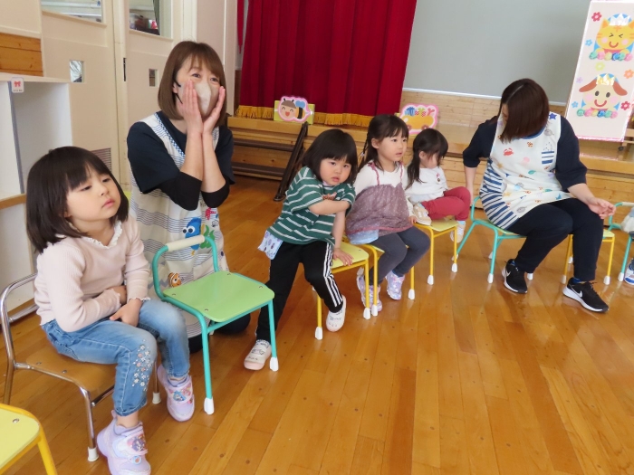 勝負の行方を見守る応援隊